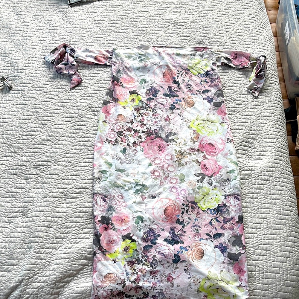 Gorgeous feminine floral midi fitted maternity dress -size 8
